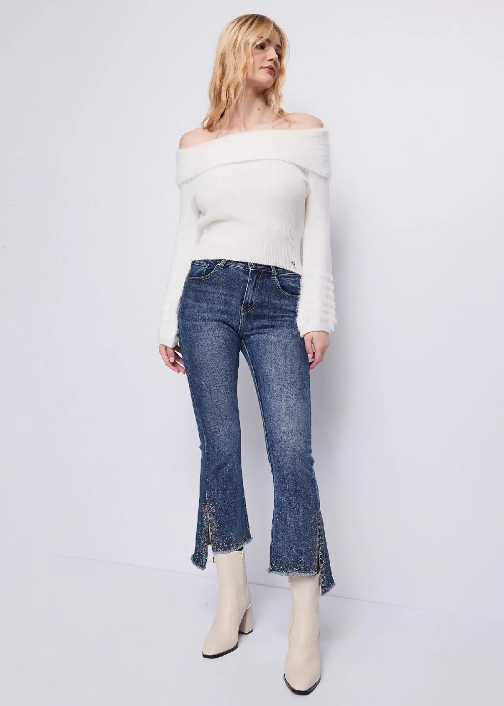 JEANS ACAMPANADO BAJO ASIMÉTRICO STRASS