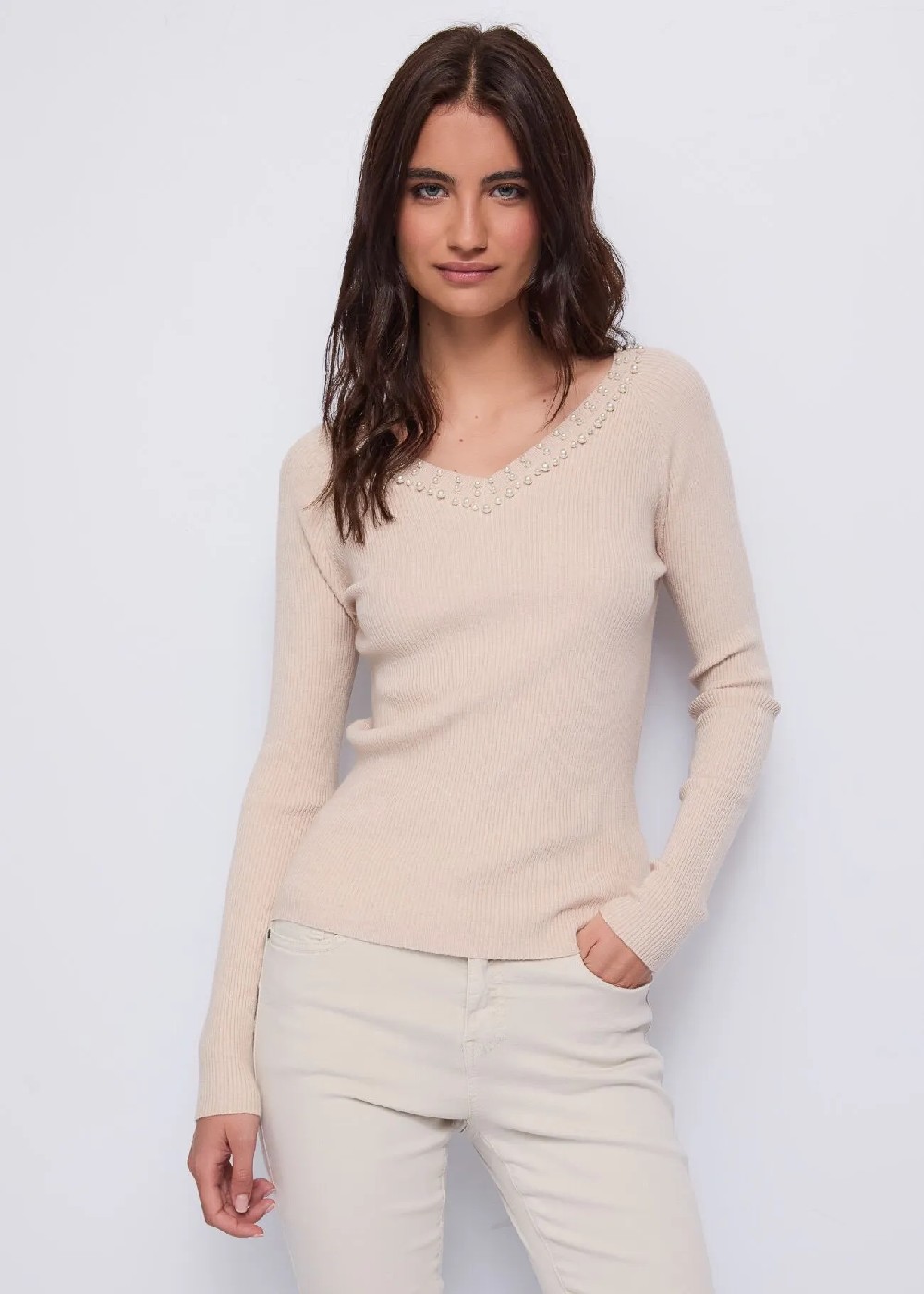 SUÉTER BEIGE ESCOTE PICO PERLAS