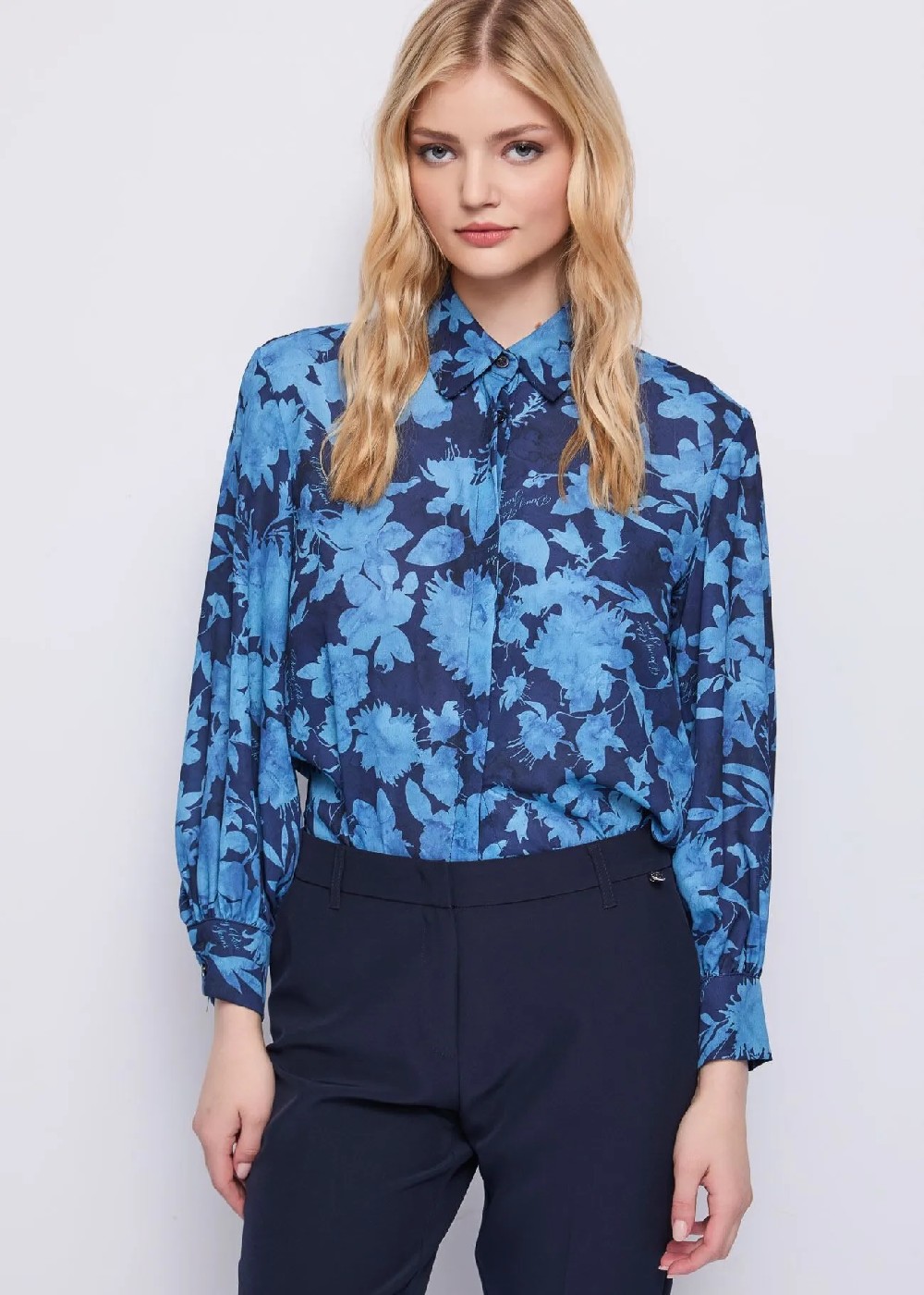 CAMISA ESTAMPADA FLORES AZULES