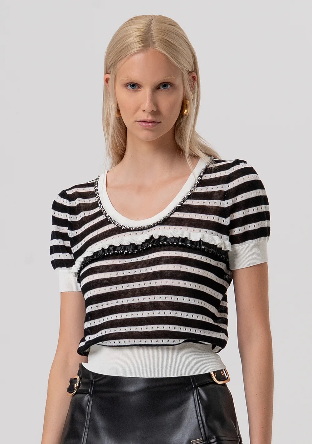 SUÉTER A RAYAS CALADAS Y PASAMANERÍA